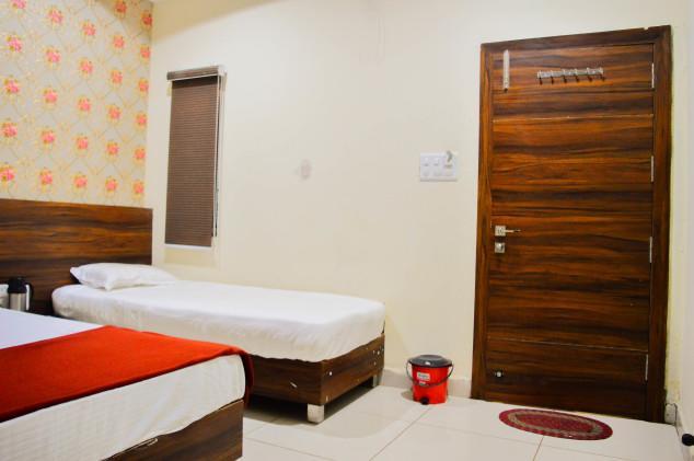 Hotel Tathastu Ujjain Buitenkant foto